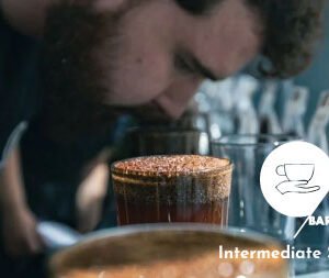 Alumna practicando latte art en el curso barista intermedio SCA en Madrid